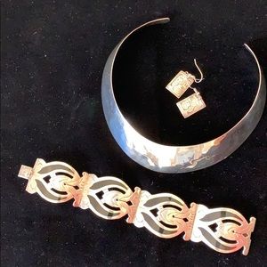 Handsome choker, earrings and bracelet